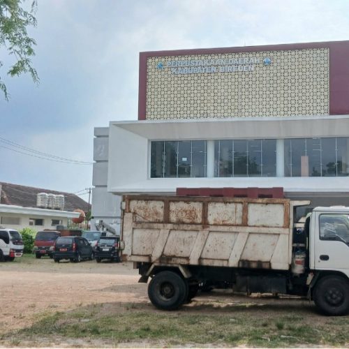 Armada Sampah Parkir di Depan Perpustakaan Daerah Bireuen, Dinilai Ganggu Keindahan dan Kenyamanan