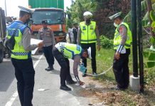 Satlantas Polres Bireuen Olah TKP Kecelakaan Truk Sampah dengan Mobil Box di Simpang Mamplam