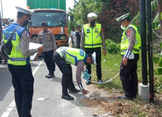 Satlantas Polres Bireuen Olah TKP Kecelakaan Truk Sampah dengan Mobil Box di Simpang Mamplam