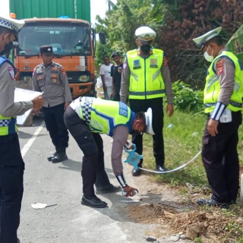 Satlantas Polres Bireuen Olah TKP Kecelakaan Truk Sampah dengan Mobil Box di Simpang Mamplam