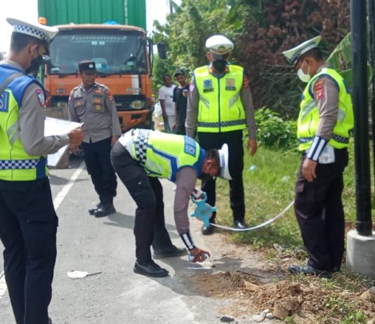 Satlantas Polres Bireuen Olah TKP Kecelakaan Truk Sampah dengan Mobil Box di Simpang Mamplam