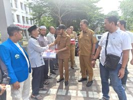 Sambut HUT ke- 81 RI, Pemkab Bireuen Bagikan 800 Bendera Merah Putih