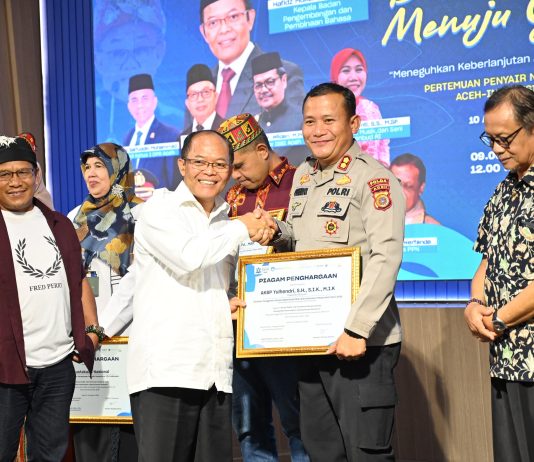 Pertemuan Penyair Nusantara XIV, Kapolres Bireuen Terima Penghargaan Inisiator Penggerak Literasi Digital Kamtibmas Tahun 2026