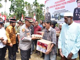 Kapolda Aceh Resmikan Jembatan Merah Putih Presisi di Gampong Meunasah Keutapang, Serahkan Sembako untuk Warga Kurang Mampu di Jeunieb