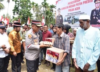 Kapolda Aceh Resmikan Jembatan Merah Putih Presisi di Gampong Meunasah Keutapang, Serahkan Sembako untuk Warga Kurang Mampu di Jeunieb