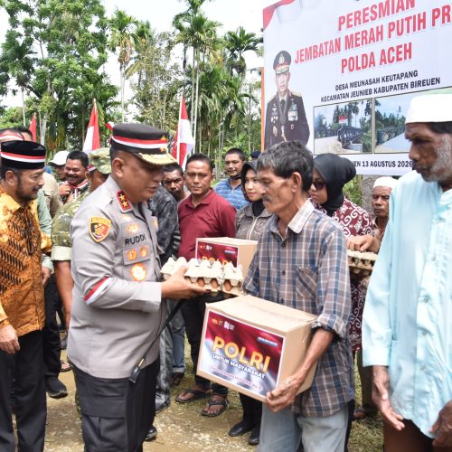 Kapolda Aceh Resmikan Jembatan Merah Putih Presisi di Gampong Meunasah Keutapang, Serahkan Sembako untuk Warga Kurang Mampu di Jeunieb