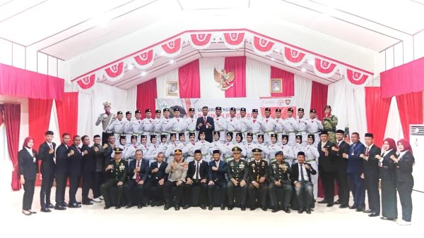 Nanda Munisa, siswi Madrasah Aliyah Negeri 3 Bireuen mencium Bendera Merah Putih dengan suasana haru dan penuh penghayatan. (Foto: Hermanto/Kabar Bireuen).