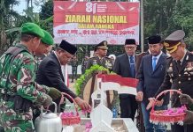 Ziarah Nasional, Bupati Bireuen Serahkan Bantuan Sosial kepada Ahli Waris Kolonel Husein Jusuf