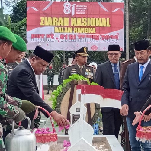 Ziarah Nasional, Bupati Bireuen Serahkan Bantuan Sosial kepada Ahli Waris Kolonel Husein Jusuf