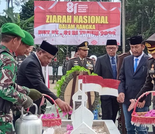 Ziarah Nasional, Bupati Bireuen Serahkan Bantuan Sosial kepada Ahli Waris Kolonel Husein Jusuf