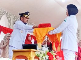 Wabup Bireuen Irup Upacara Penurunan Bendera Merah Putih, Paskibraka Sujud Syukur Sukses Bertugas