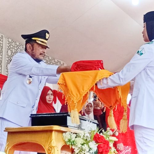 Wabup Bireuen Irup Upacara Penurunan Bendera Merah Putih, Paskibraka Sujud Syukur Sukses Bertugas