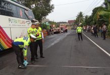 Dua orang Meninggal, Satlantas Polres Bireuen Olah TKP Kecelakaan Bus Putra Pelangi dengan Isuzu Traga di Samalanga