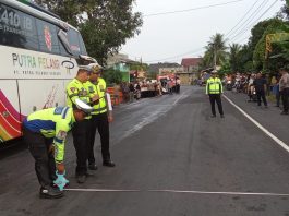 Dua orang Meninggal, Satlantas Polres Bireuen Olah TKP Kecelakaan Bus Putra Pelangi dengan Isuzu Traga di Samalanga