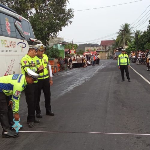Dua orang Meninggal, Satlantas Polres Bireuen Olah TKP Kecelakaan Bus Putra Pelangi dengan Isuzu Traga di Samalanga