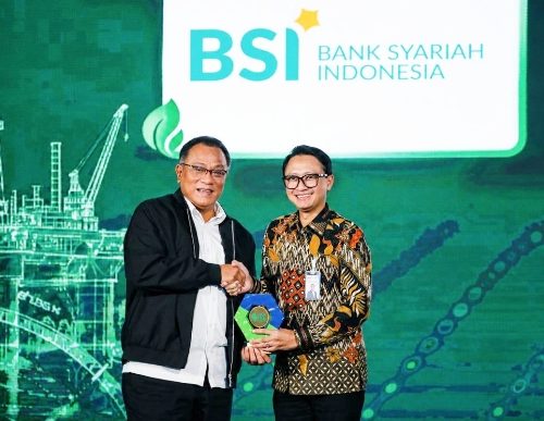 Perkuat Pemberdayaan Masyarakat Melalui Green Zakat, BSI Raih Anugerah Utama ESG