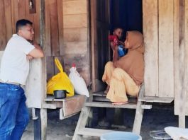 Peringati Hari Damai Aceh, Dinsos Bireuen Santuni Keluarga Almarhum Nek Amat