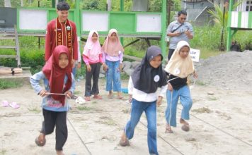 Pulihkan Semangat Anak Pascabencana, Himpunan Mahasiswa Prodi Hukum UNIKI Gelar Festival Permainan Tradisional di Balee Panah