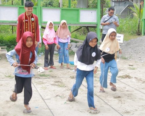 Pulihkan Semangat Anak Pascabencana, Himpunan Mahasiswa Prodi Hukum UNIKI Gelar Festival Permainan Tradisional di Balee Panah