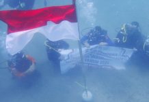 Polairud Polda Aceh Kibarkan Bendera Merah Putih di Dasar Laut Krueng Raya