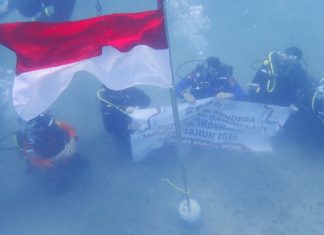 Polairud Polda Aceh Kibarkan Bendera Merah Putih di Dasar Laut Krueng Raya