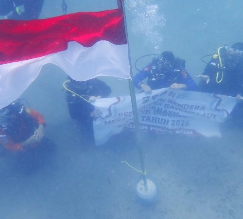 Polairud Polda Aceh Kibarkan Bendera Merah Putih di Dasar Laut Krueng Raya
