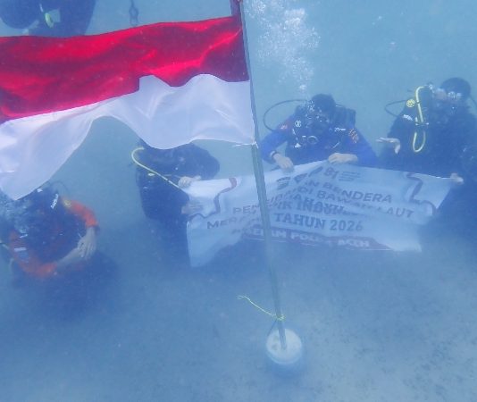 Polairud Polda Aceh Kibarkan Bendera Merah Putih di Dasar Laut Krueng Raya