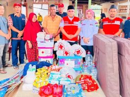 Rumah Warga Mata Ie Ludes Terbakar, Ketua PMI Bireuen Langsung Salurkan Bantuan Masa Panik