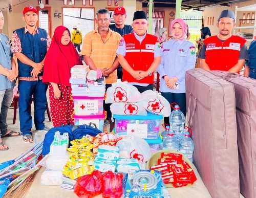 Rumah Warga Mata Ie Ludes Terbakar, Ketua PMI Bireuen Langsung Salurkan Bantuan Masa Panik
