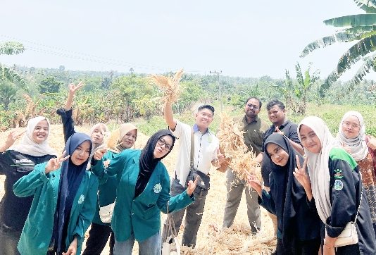 Dosen dan Mahasiswa Faperta UNIKI Latih Peternak Manfaatkan Limbah Pertanian sebagai Pakan Alternatif