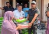 Keuchik Noh Anggota DPRK Bireuen Serahkan Bantuan Mualem kepada Warga Miskin di Peusangan dan Jangka