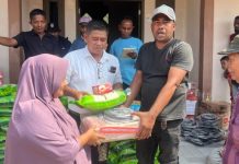 Keuchik Noh Anggota DPRK Bireuen Serahkan Bantuan Mualem kepada Warga Miskin di Peusangan dan Jangka