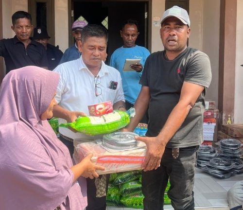 Keuchik Noh Anggota DPRK Bireuen Serahkan Bantuan Mualem kepada Warga Miskin di Peusangan dan Jangka