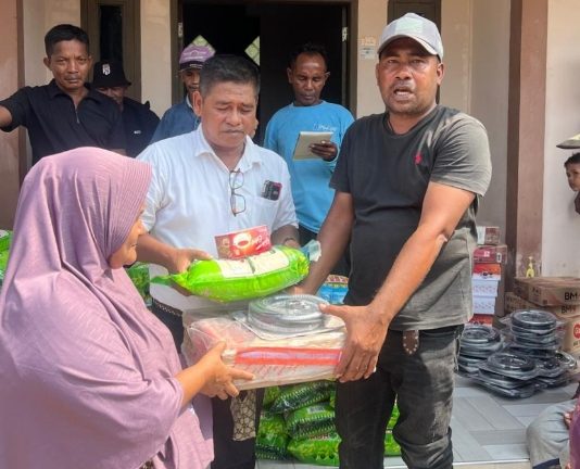 Keuchik Noh Anggota DPRK Bireuen Serahkan Bantuan Mualem kepada Warga Miskin di Peusangan dan Jangka