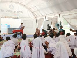Sembilan Bulan Belajar di Tenda, Siswa dan Guru SDN 5 Peusangan Siblah Krueng Curahkan Isi Hati Lewat Puisi