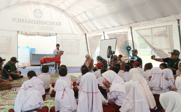 Sembilan Bulan Belajar di Tenda, Siswa dan Guru SDN 5 Peusangan Siblah Krueng Curahkan Isi Hati Lewat Puisi