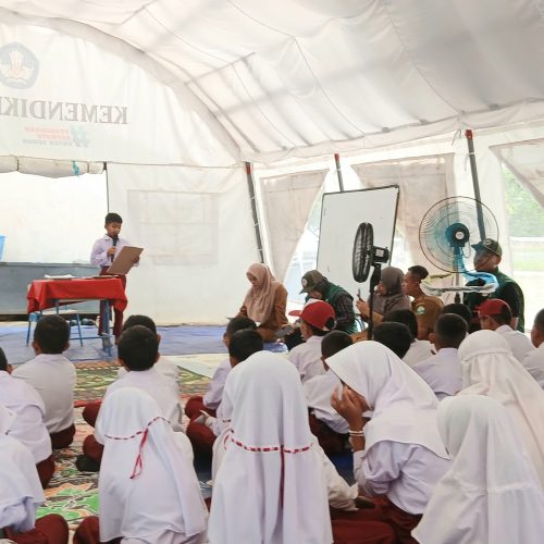 Sembilan Bulan Belajar di Tenda, Siswa dan Guru SDN 5 Peusangan Siblah Krueng Curahkan Isi Hati Lewat Puisi