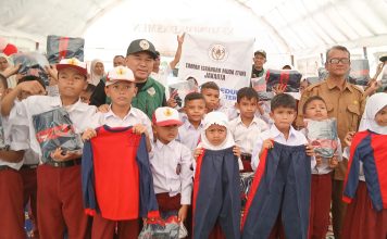 Kunjungi Tenda Belajar SDN 5 Peusangan Siblah Krueng, Ketua Umum PP TIM Jakarta Muslim Armas Serahkan Bantuan