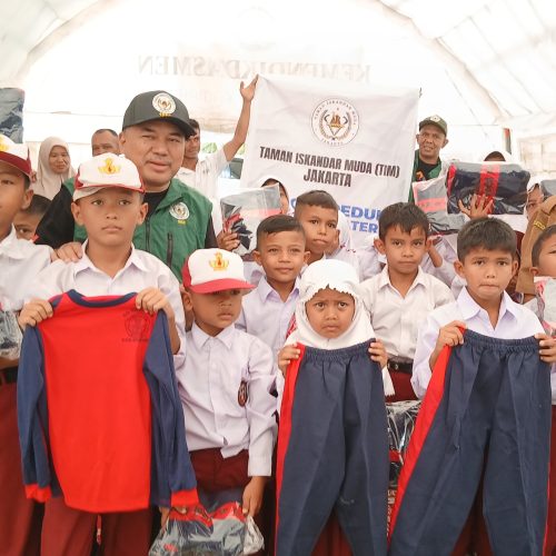 Kunjungi Tenda Belajar SDN 5 Peusangan Siblah Krueng, Ketua Umum PP TIM Jakarta Muslim Armas Serahkan Bantuan