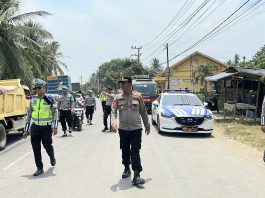Polres Bireuen Pantau Lalu Lintas di Jembatan Bailey Kuta Blang, Imbau Pengendara Jaga Ketertiban