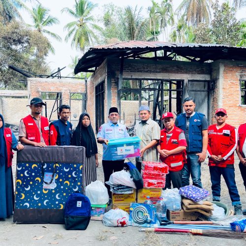 Kunjungi Korban Kebakaran di Gampong Pante Baro, Ketua PMI Bireuen Serahkan Bantuan