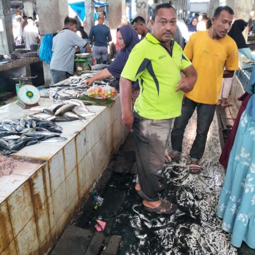 Warga Terperosok ke Saluran di Pasar Ikan Cureh, Dinas Terkait Diminta Turun Tangan