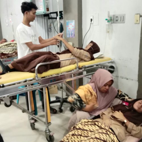 Mengeluh Mual Setelah Santap MBG, Belasan Siswa SMAN 1 Kuala Dilarikan ke RSUD dr Fauziah Bireuen
