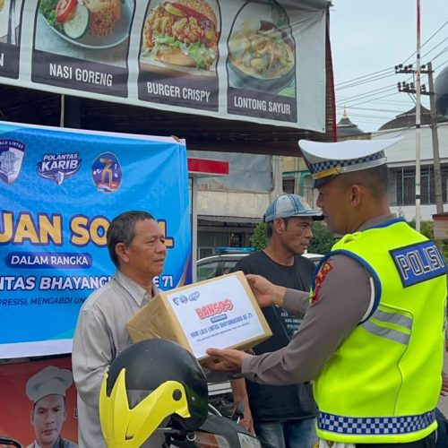 Sambut Hari Lalu Lintas Bhayangkara ke-71, Satlantas Polres Bireuen Salurkan Bantuan kepada Pengemudi Becak, Ojek dan Tukang Parkir