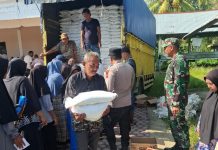 Demi Kelancaran, Polsek Gandapura Kawal Penyaluran Beras Bantuan Pangan untuk Masyarakat