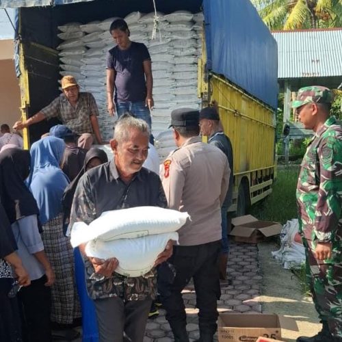 Demi Kelancaran, Polsek Gandapura Kawal Penyaluran Beras Bantuan Pangan untuk Masyarakat