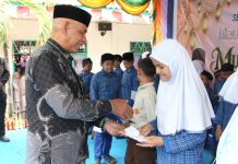 Santuni 40 Anak Yatim Warnai Rangkaian Peringatan Maulid di MIN 1 Bireuen