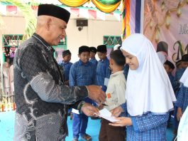 Santuni 40 Anak Yatim Warnai Rangkaian Peringatan Maulid di MIN 1 Bireuen