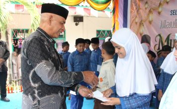 Santuni 40 Anak Yatim Warnai Rangkaian Peringatan Maulid di MIN 1 Bireuen