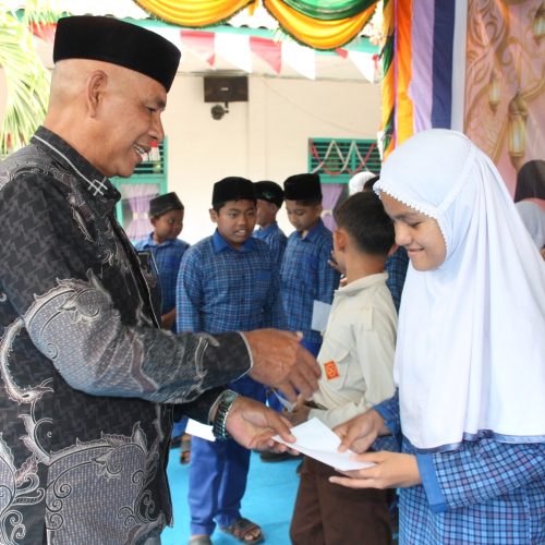 Santuni 40 Anak Yatim Warnai Rangkaian Peringatan Maulid di MIN 1 Bireuen